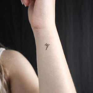 Tatuaje temporal de la letra Y minúscula escrita a mano (juego de 3)