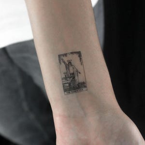 Tatuagem temporária de carta de tarô Little The Magician (conjunto de 3)