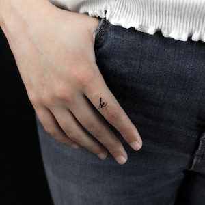 Tatuaje temporal de letra K minúscula manuscrita (juego de 3)