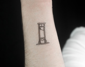 Può includere: Un tatuaggio a linea nera di una ghigliottina sul polso di una persona.