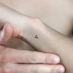 Tatuaje temporal de letra de máquina de escribir en mayúscula V (conjunto de 3)