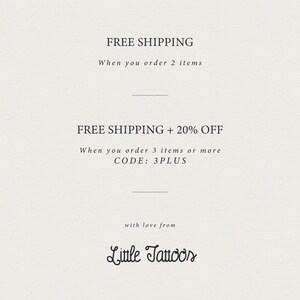 Pode incluir: Fundo creme com texto preto promovendo ofertas de frete gr&aacute;tis. O texto diz "FRETE GR&Aacute;TIS" e "FRETE GR&Aacute;TIS + 20% DE DESCONTO" com detalhes sobre as quantidades do pedido. A imagem inclui o texto "Little Tattoos".