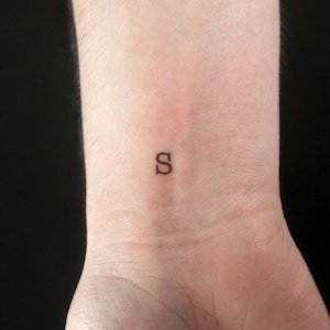 Tatuagem temporária de letra maiúscula de máquina de escrever S