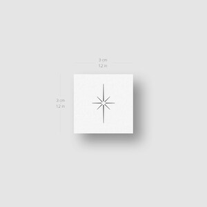 K&ouml;nnte beinhalten: Ein kleines, tempor&auml;res Tattoo mit einem einfachen, minimalistischen Stern-Design. Der Stern besteht aus d&uuml;nnen Linien, die von einem zentralen Punkt nach au&szlig;en strahlen. Das Tattoo ist 3 cm gro&szlig;.