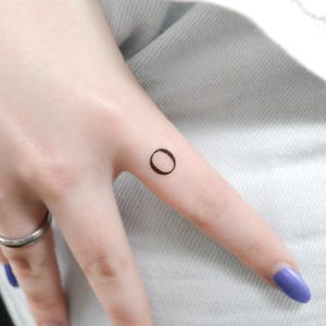 Tatuaje temporal de Ómicron en mayúsculas (juego de 3)