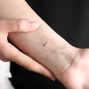 Tatuaje temporal de la letra U minúscula escrita a mano (juego de 3)