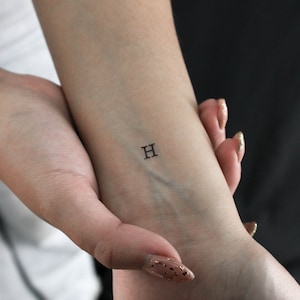 Tatuaje temporal de letra de máquina de escribir mayúscula H (conjunto de 3)