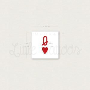 Pode incluir: Uma tatuagem tempor&aacute;ria da Rainha de Copas de um baralho de cartas. A Rainha &eacute; representada em vermelho com um cora&ccedil;&atilde;o vermelho.