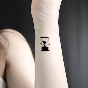 Tatuaje reloj de arena minimalista hotsell