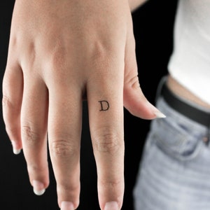 D Tatuagem temporária de letra maiúscula de máquina de escrever (conjunto de 3)