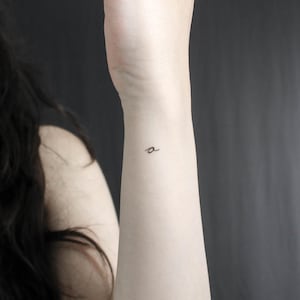 Tatuaje temporal de la letra O minúscula escrita a mano (juego de 3)