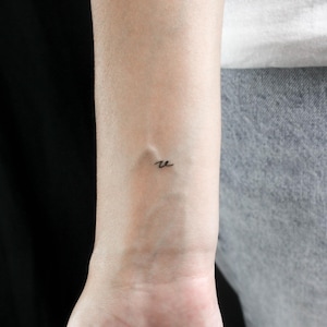 Tatuaje temporal de letra V minúscula manuscrita (juego de 3)