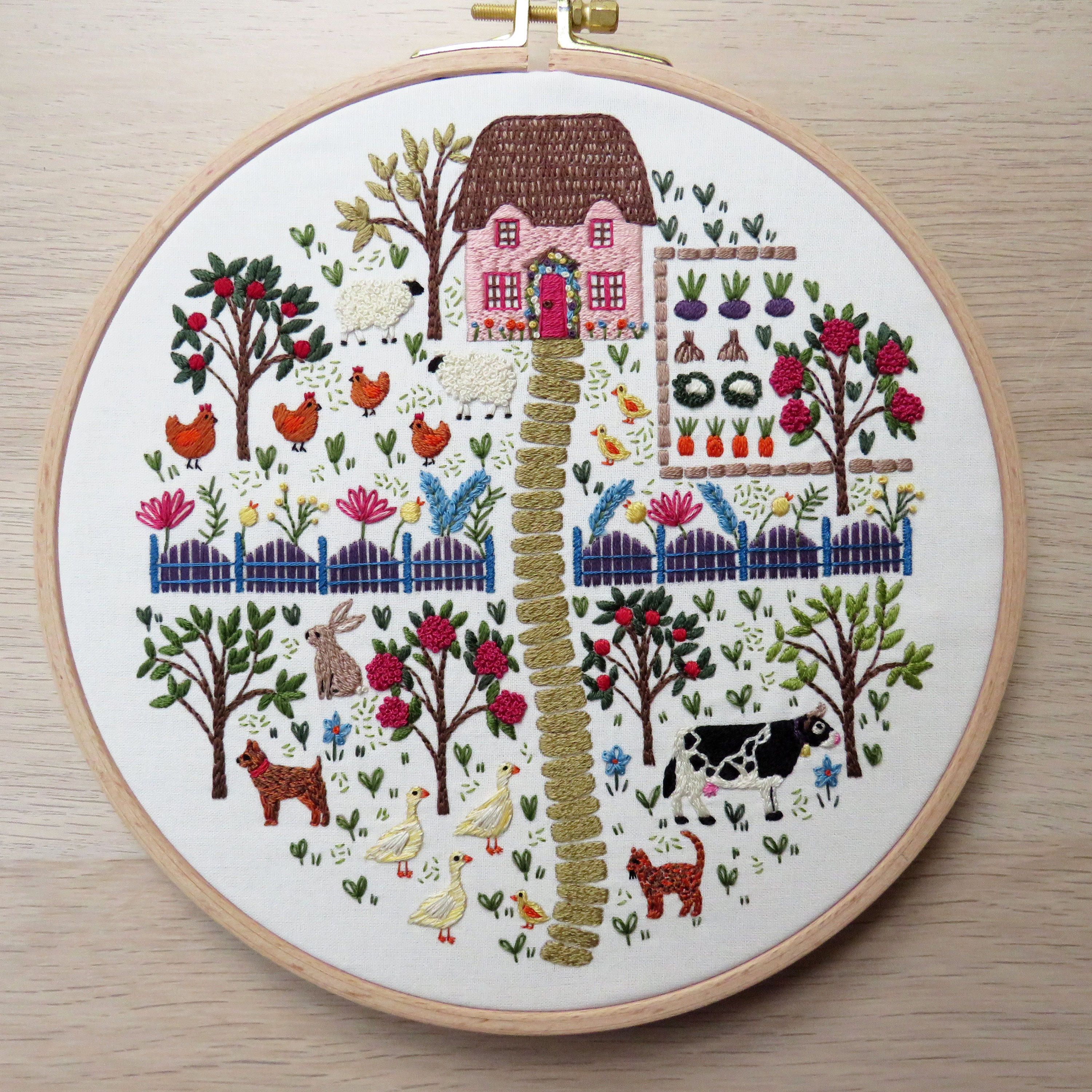 Hand Embroidered Book Shelf Design 7 or 8 Inch Hoop -  Canada