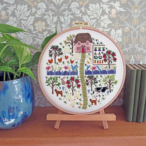 Handstickmuster „Das Gehöft“, PDF-Stickmuster, Stickprobe, Gartenstickerei, Moderne Stickerei