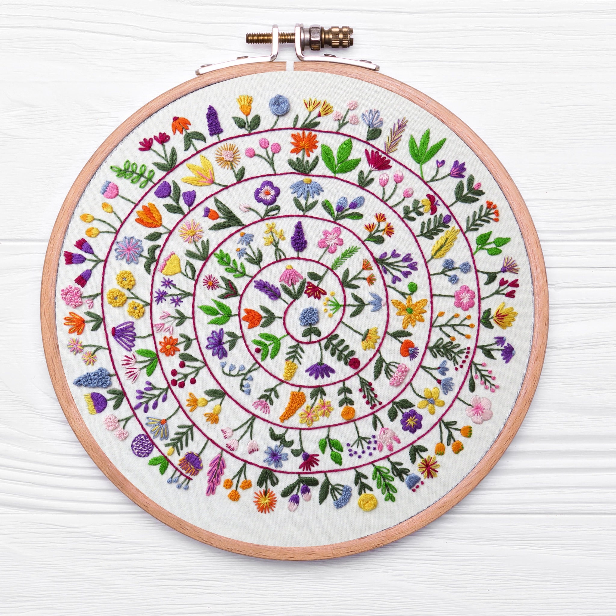 Stamped Embroidery Kit for Beginners,with Pattern and Instructions,Cross  Stitch Kit for Art Craft Handy Sewing Include Embroidery Clothes with  Floral Pattern,Embroidery Hoops,Color Threads and Tools