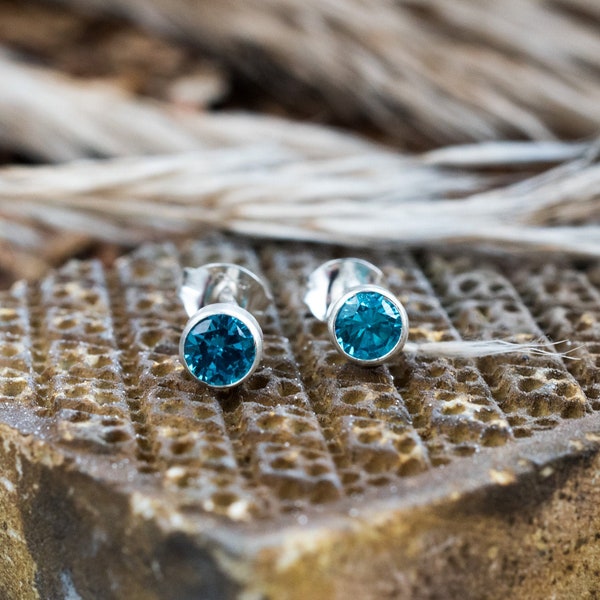 Boucles d’oreilles en zircon bleu, cadeau de pierre de naissance de décembre, cadeau de Noël, boucles d’oreilles en argent bleu