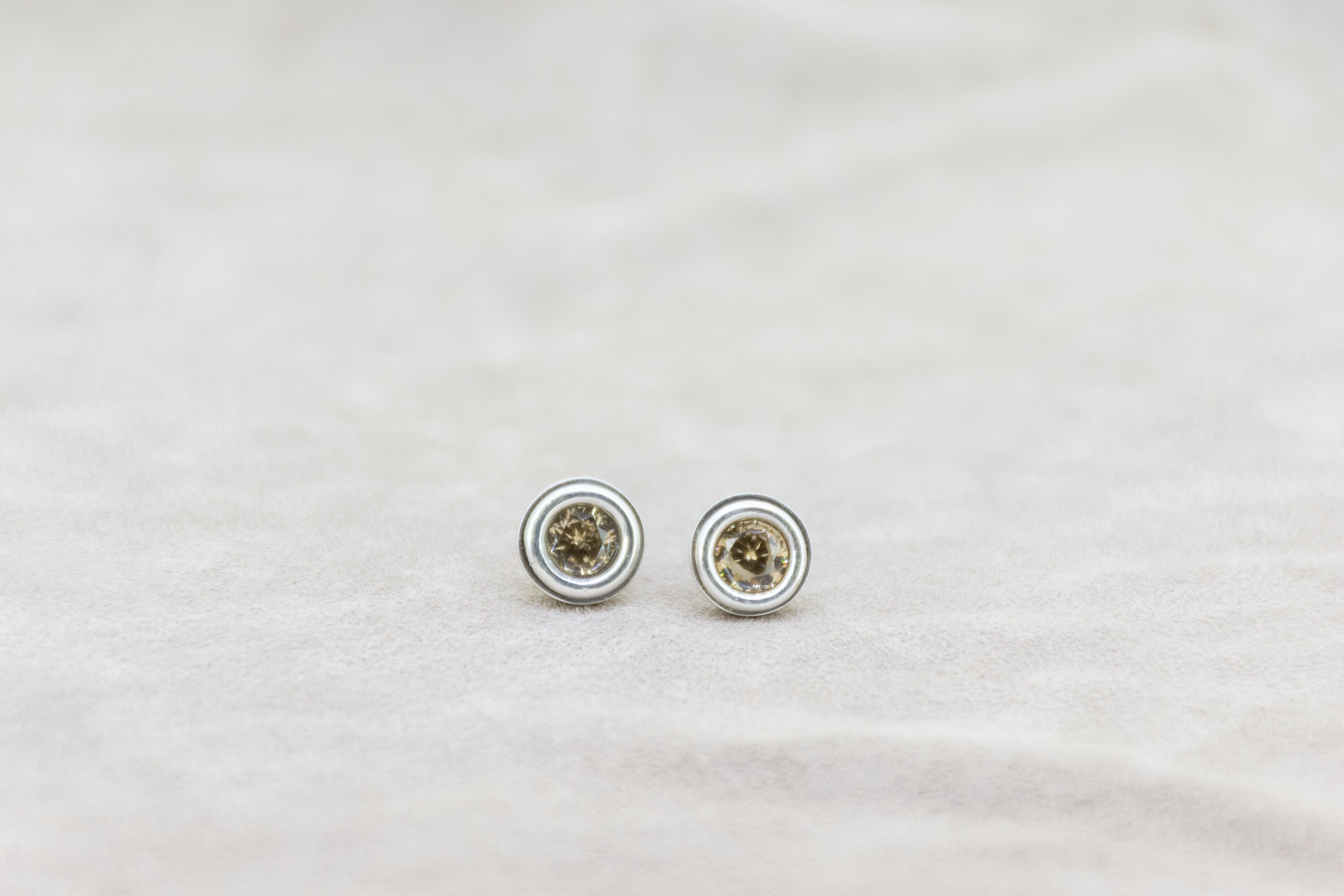 Boucles D'Oreilles Pendantes Rondes - Argenté Et Jaune Avec Perles - Diamètre 6 Cm - Neuves Avec étiquettes