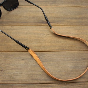 Correa de gafas de sol de cuero con monograma, cordón de gafas de cuero de grano completo hecho a mano, soporte de gafas de sol de cuerda de cuero, correa para gafas de sol imagen 10