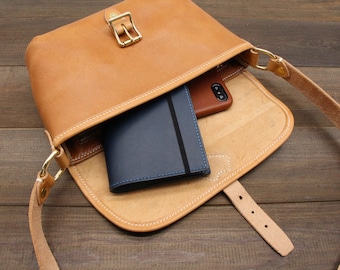 Skórzana torba na ramię Skórzana torba typu crossbody Skórzana torba listonoszka Minimalistyczna torba Brązowa skórzana torba Prezenty dla niej Spersonalizowana skórzana torba typu crossbody