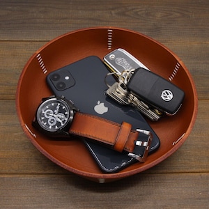 Round Leather tray,Leather Valet Tray Custom tray Monogrammed  Tray Catch All Tray Personalized Gift for women anniversary gift wife gift