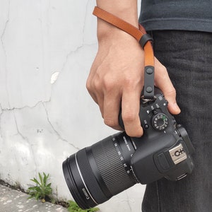 Dragonne réglable en cuir pour appareil photo, dragonne pour appareil photo reflex numérique, cadeau pour photographe, initiales personnalisées en cuir marron