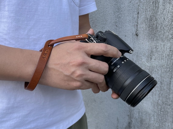 Cinturino da polso in pelle per fotocamera, ultra sottile, regalo ideale per gli appassionati di fotografia. - Italia