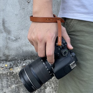 Bracelet d’appareil photo en cuir réglable, bracelet de caméra, cordon de poignet en cuir pour reflex numérique, cadeau de photographe reflex, initiales de nom personnalisées