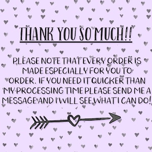 Puede incluir: Un fondo morado con un patr&oacute;n de corazones blancos. El texto "THANK YOU SO MUCH!!" est&aacute; en negro. El texto "PLEASE NOTE THAT EVERY ORDER IS MADE ESPECIALLY FOR YOU TO ORDER. IF YOU NEED IT QUICKER THAN MY PROCESSING TIME PLEASE SEND ME A MESSAGE AND I WILL SEE WHAT I CAN DO!" est&aacute; en negro. Una flecha negra con un coraz&oacute;n blanco en el medio apunta hacia la derecha.