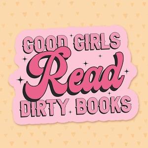 Puede incluir: Pegatina rosa con el texto "Good Girls Read Dirty Books" en un estilo de fuente retro. El texto "Read" est&aacute; en un tama&ntilde;o de fuente m&aacute;s grande y es rosa con un contorno negro.