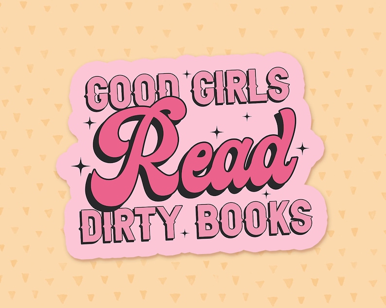 Puede incluir: Pegatina rosa con el texto "Good Girls Read Dirty Books" en un estilo de fuente retro. El texto "Read" est&aacute; en un tama&ntilde;o de fuente m&aacute;s grande y es rosa con un contorno negro.