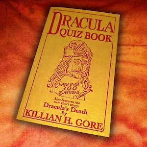 Peut inclure: Un livre jaune intitulé "DRACULA QUIZ BOOK" avec du texte rouge et un portrait d'un homme couronné. La couverture du livre comprend également le texte "WITH OVER 300 QUESTIONS" et "Dracula's Death" par Killian H. Gore.