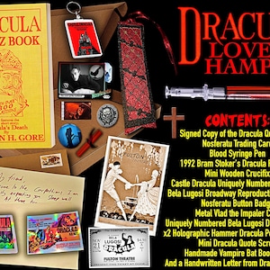 Peut inclure: Un coffret cadeau Dracula Lovers avec divers articles sur le thème de Dracula. Comprend un livre de quiz, une carte de collection, un stylo seringue, une cellule de film, une croix, un porte-clés, un programme, un badge, une pièce de monnaie, un billet, des autocollants, un parchemin, un signet et une lettre manuscrite.