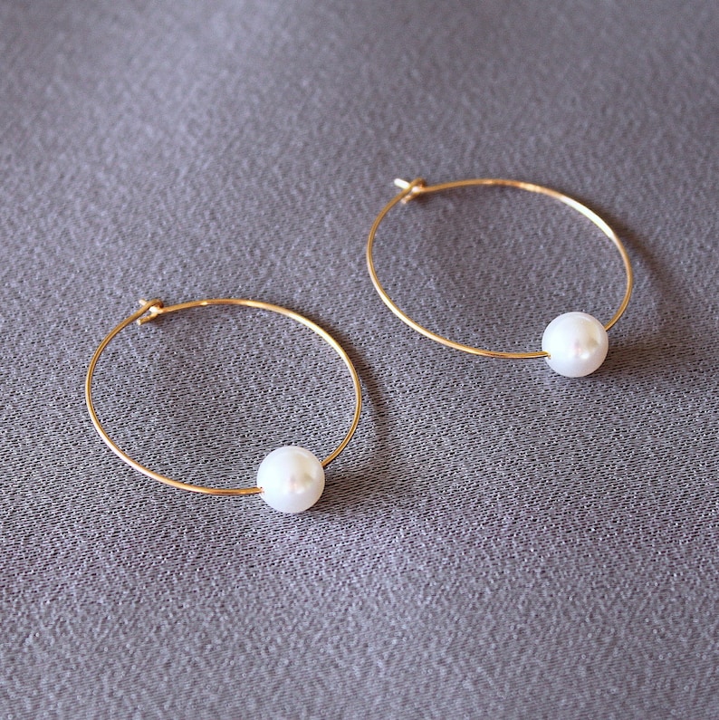 Floating pearl hoop earrings Clearance