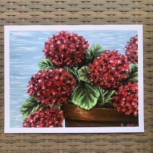 Può includere: Un dipinto di una pianta in vaso con fiori di ortensia rossi. I fiori sono in un vaso marrone con foglie verdi. Lo sfondo è azzurro chiaro.