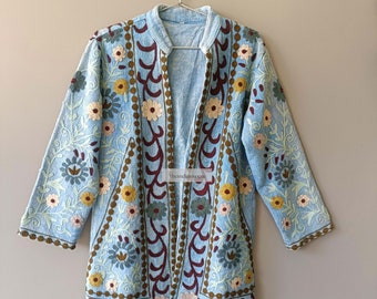 Veste brodée à la main Suzani, cadeau de Noël, veste d'hiver, veste courte brodée multicolore, veste d'hiver