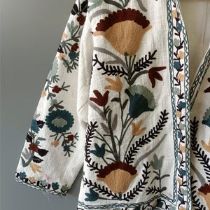 Giacca TNT Suzani, giacca invernale da donna, cappotto ricamato a mano, giacca trapuntata, vestaglia kimono Suzani immagine 3