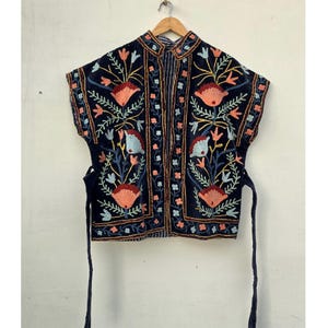 Handgeborduurd fluwelen Suzani-vest: korte boho-bloemenjas
