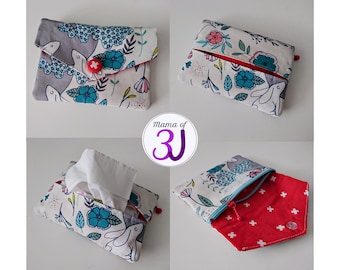 Può includere: Un porta fazzoletti in tessuto floreale bianco e blu con chiusura a zip. Il porta fazzoletti misura 12,7 cm per 8,9 cm ed è adatto ai principianti. L'immagine include il testo "Tamara Tissue Wallet" e "A Mama of 3J pattern © 2018".