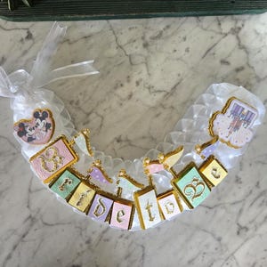 Faja nupcial con temática de Mickey y Minnie del castillo de Disneyland