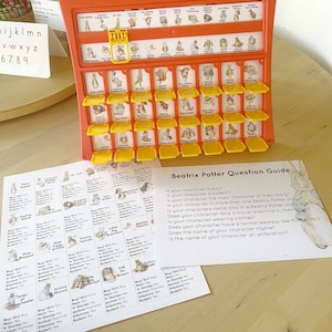 Peut inclure: Un plateau de jeu rouge et jaune avec une grille de petites fenêtres, chacune contenant une image d'un personnage des livres de Beatrix Potter. Le plateau est intitulé "Beatrix Potter Question Guide". Une feuille de papier blanche avec une grille de questions et de réponses sur les personnages est visible sous le plateau.