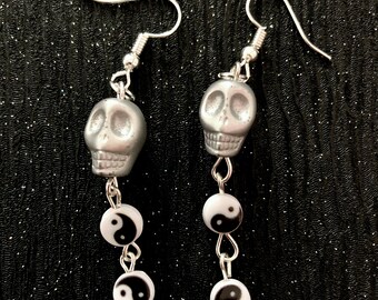 Skull and yin and Yang dangle earrings - skull earrings - yin and Yang earrings - Y2K earrings - 90s earrings