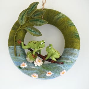 Handgemachter Filz Frosch Kranz: Seerosenblatt Türkranz Bild 5