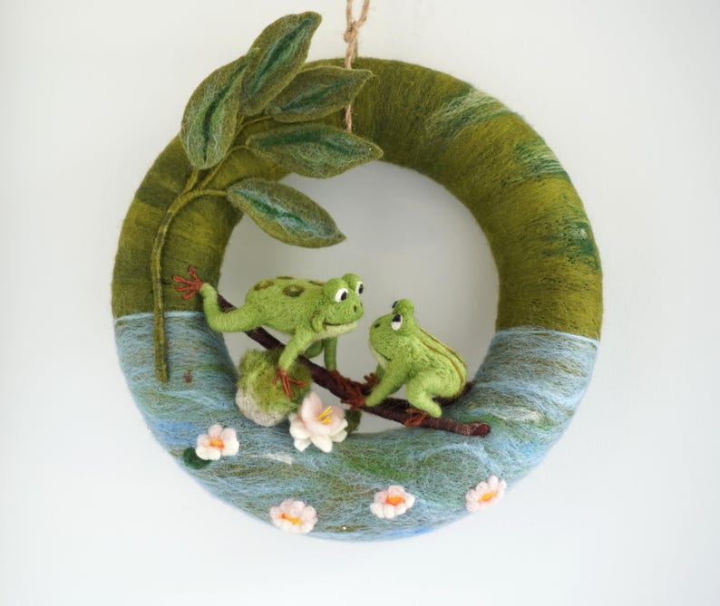 Handgemachter Filz Frosch Kranz: Seerosenblatt Türkranz Bild 5