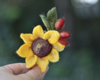 Vilten broche zonnebloem en rijpe rozenbottels, handgemaakte oranje pin, haarspeld en mannelijke boutoniere pin