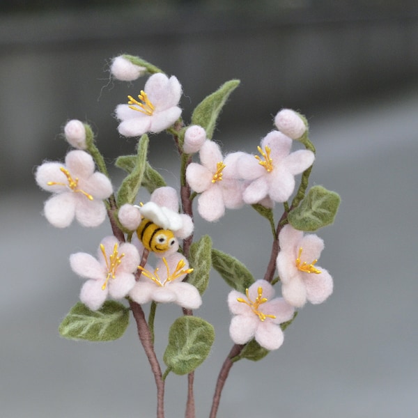 Ein oder mehrere Nadelfilz Kirschblüten Zweig für Frühlingsstrauß mit Bienen Ornament, Filz Frühling Dekoration sacura Arrangement, Ostergeschenk
