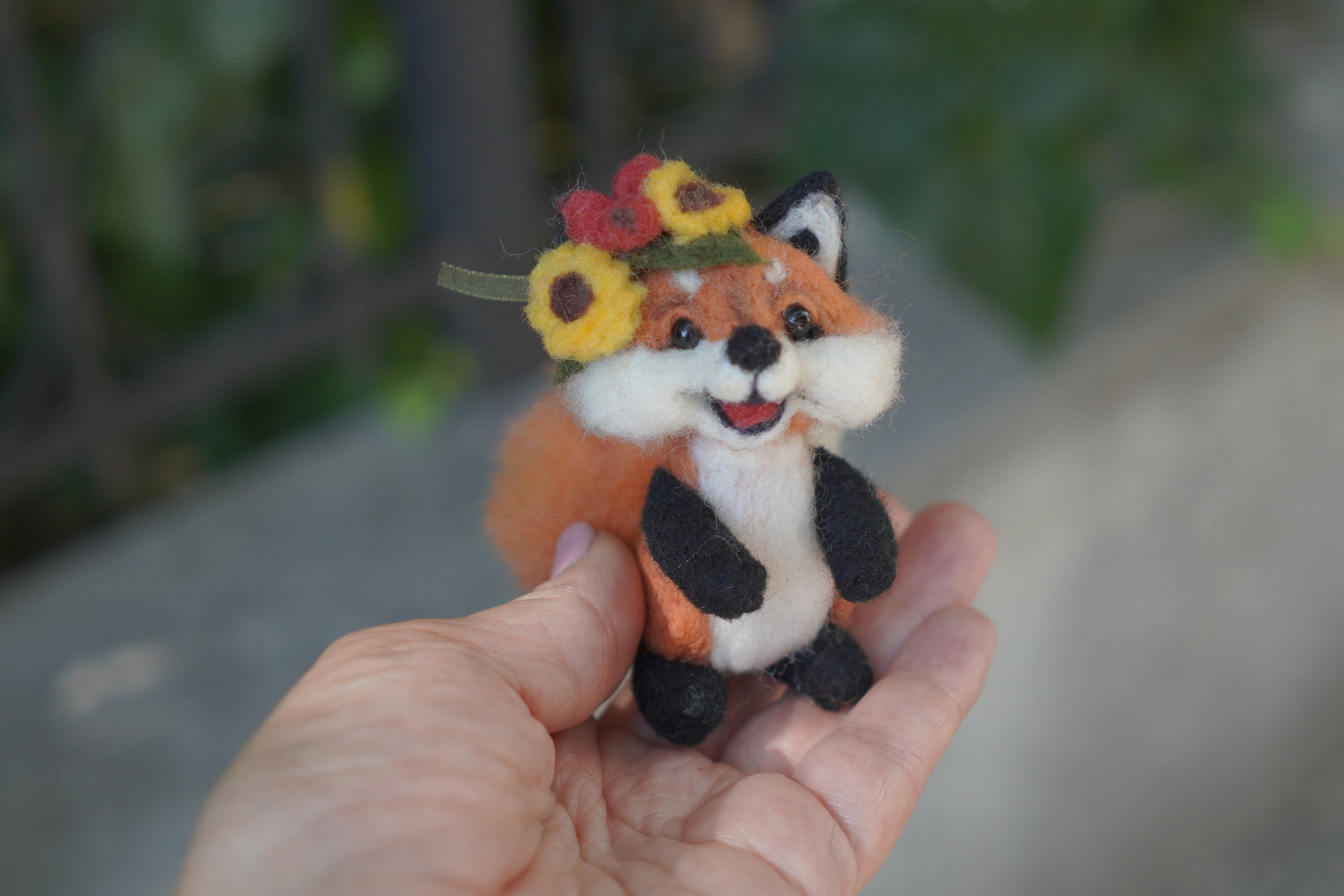 Small needle felted fox smiling sculpture, summer and autumn decoration, baby fox with cute crown sunflowers and hips, fox figurine