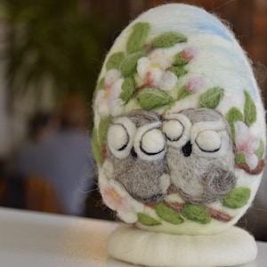 Gefilztes Osterei: Eule, Ornament, Frühlingsblüte