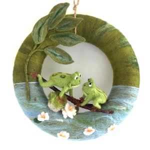 Handgemachter Filz Frosch Kranz: Seerosenblatt Türkranz Bild 3