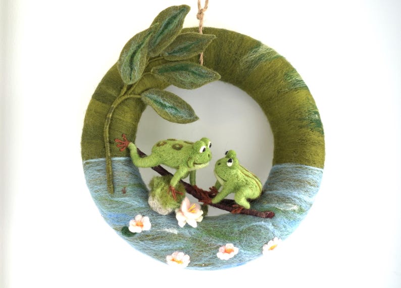 Handgemachter Filz Frosch Kranz: Seerosenblatt Türkranz Bild 3