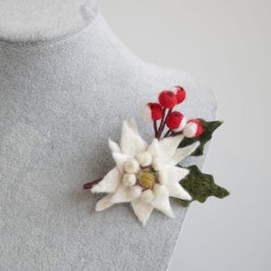 Christmas tree ornament Small felt edelweiss or brooch flowers, edelweiss accessory, edelweiss jewelry, christmas gift, hanging edelweiss